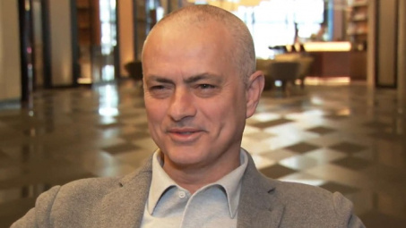 José Mourinho: "Tôi bị cạo trọc khi ngủ gật"