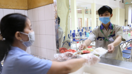 Rạng Đông tổ chức lại bếp ăn, đảm bảo sức khỏe người lao động trong mùa dịch Covid-19