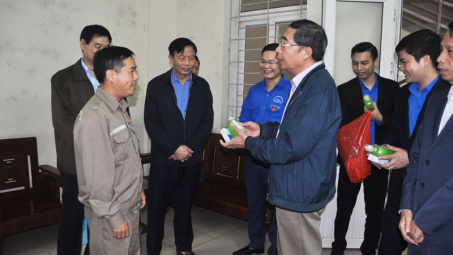 Đoàn Than Quảng Ninh: Phát miễn phí 1.000 bánh xà phòng và 350 chai nước rửa tay cho NLĐ Than Quang Hanh