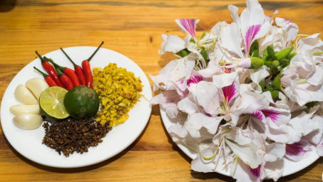 Lên Tây Bắc, thưởng thức các món ăn độc đáo từ hoa ban