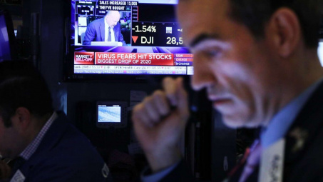 Giá dầu thô chạm đáy 1 năm vì dịch virus Covid-19 lan rộng toàn cầu