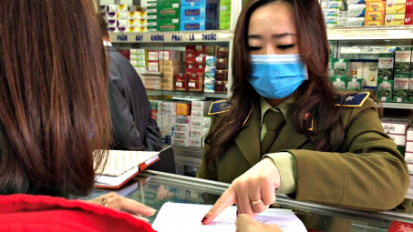Khẩu trang, nước sát trùng vẫn khan hàng, giá biến động