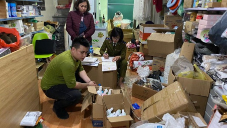 Thu giữ hàng ngàn chai nước sát khẩu, khẩu trang nghi giả giữa lòng Thủ đô