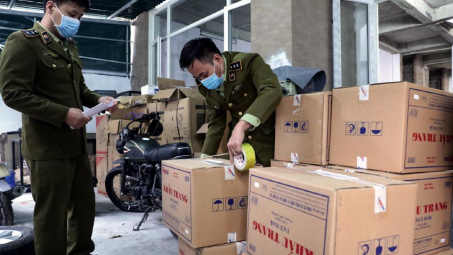 Phát hiện đối tượng thu gom 100.000 khẩu trang để xuất lậu