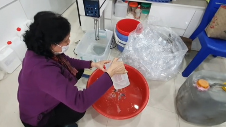 Giữa tâm bão corona, xử lý cơ sở dùng công nghệ "xô chậu" sản xuất nước rửa tay