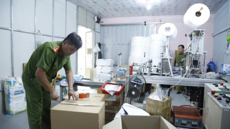 Lại phát hiện xưởng sản xuất khẩu trang y tế không phép