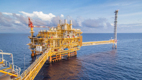Dầu thô bật tăng 8%, Ả-rập Xê-út và Nga tiếp tục giằng co cuộc chiến giá dầu