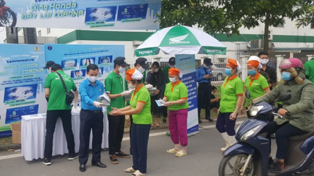 Hà Nội phát 30.000 khẩu trang và tờ rơi đến CNLĐ trong khu công nghiệp và chế xuất
