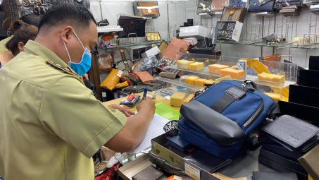 Tạm giữ 1.500 đơn vị sản phẩm hàng hóa có dấu hiệu giả mạo các nhãn hiệu