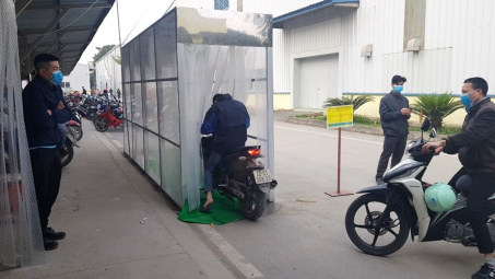 Phòng chống dịch COVID-19: Doanh nghiệp lắp buồng diệt khuẩn tự động cho công nhân