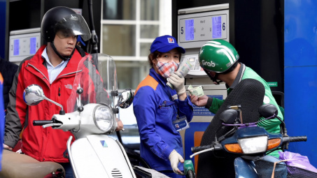 Ứng phó với đại dịch Covid-19, giá xăng dầu giảm mạnh