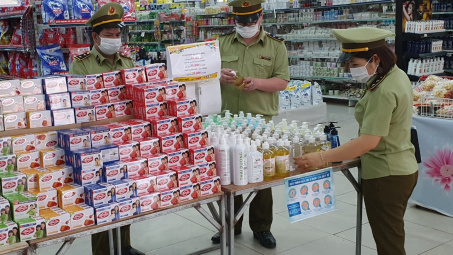 Xử phạt gần 135 triệu đồng trong 12 vụ vi phạm về khẩu trang ngày 19/3