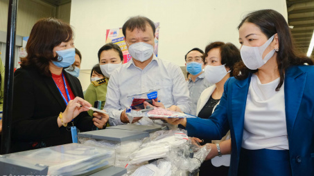 [Tin Ảnh] Thứ trưởng Đỗ Thắng Hải làm việc với Hà Nội về cung ứng hàng hóa trong dịch Covid-19