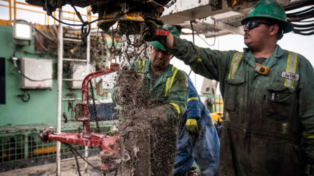 Dầu thô xác lập tuần giảm giá mạnh nhất kể từ năm 1991