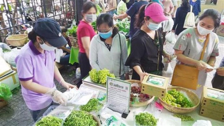 Chuyển đổi phương thức kinh doanh để thích ứng thị trường