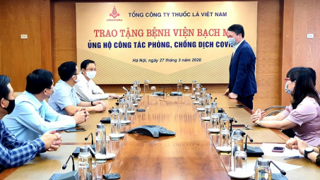 Vinataba ủng hộ Bệnh viện Bạch Mai công tác phòng chống dịch Covid-19