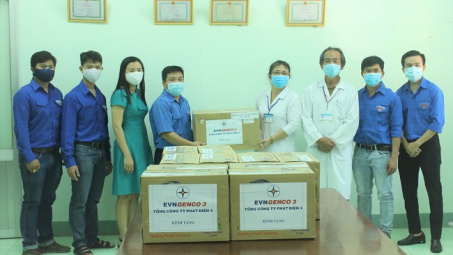 EVNGENCO 3 tặng khẩu trang, nước sát khuẩn giúp các đơn vị phòng chống dịch covid-19