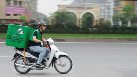 Shipper bội thu đơn hàng online mùa dịch Covid-19