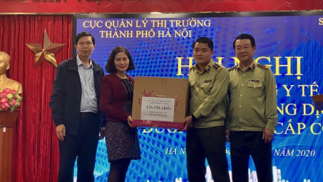 QLTT Hà Nội bàn giao 126.116 khẩu trang phòng chống Covid - 19