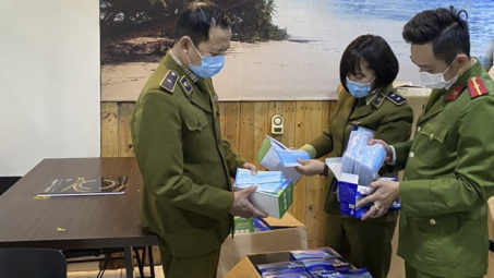 Trong tâm dịch Covid-19: Thu giữ 20.000 khẩu trang không nguồn gốc tại Hà Nội