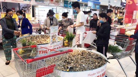 [TIN ẢNH] Hàng hóa thiết yếu đầy ắp tại Hà Nội, người dân bình tâm mua sắm