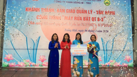 Than Uông Bí tặng chị em máy rửa bát nhân ngày 8/3