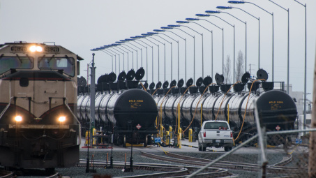 Giá dầu thô biến động trái chiều, gần mức thấp nhất kể từ năm 2002