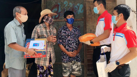 Khí Vũng Tàu ấm áp cùng “Thắp lửa yêu thương” hỗ trợ người khó khăn trong mùa dịch