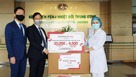 Central Retail trao tặng 70.000 khẩu trang y tế ủng hộ y bác sĩ tuyến đầu chống dịch Covid-19