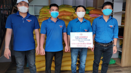 Công ty Thủy điện Buôn Kuốp ủng hộ máy ATM gạo