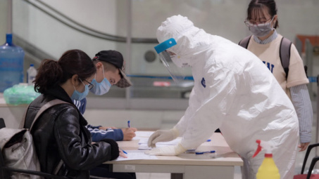 Thương vụ Đại sứ quán Việt Nam tại Singapore hỗ trợ công dân Việt bị ảnh hưởng Covid-19