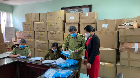 Thị trường 22/4: Hàng hóa dồi dào, nhiều cơ sở sản xuất thiết bị y tế giả bị khởi tố