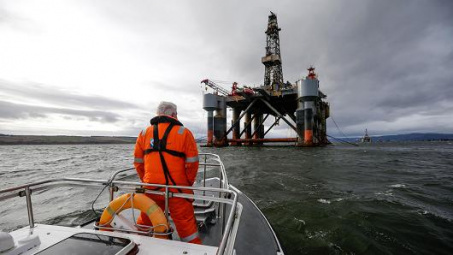 Giá dầu thô tiếp tục tăng trở lại, OPEC tính đẩy mạnh cắt giảm sản lượng