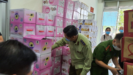 Hà Nội: Bắt giữ vụ vận chuyển 4 tấn bánh kẹo lậu không rõ nguồn gốc