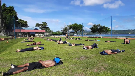 [Quốc tế nổi bật] Người dân Indonesia phơi nắng chống dịch