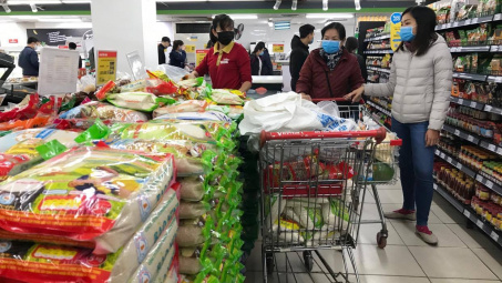 Thị trường ngày 3/4: Hàng tiêu dùng thiết yếu đầy ắp tại chợ, siêu thị, giá cả ổn định