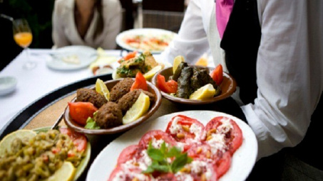 Chịu ảnh hưởng nặng nề, ngành dịch vụ ăn uống tìm cách vượt "bão" COVID-19