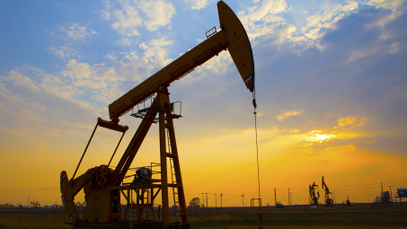 Giá dầu thô quay đầu giảm mạnh, thị trường chờ đợi triển vọng thoả thuận của OPEC+