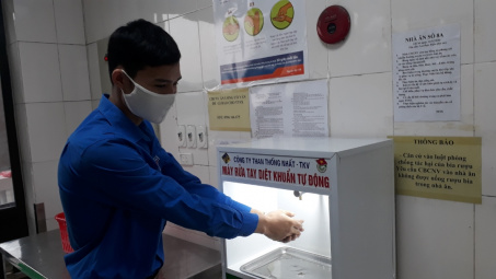 Tuổi trẻ Than Thống Nhất sáng chế thành công máy diệt khuẩn tay tự động