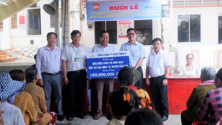 EVNGENCO 3 trao tặng 90 bồn chứa nước giúp người dân vượt qua hạn mặn