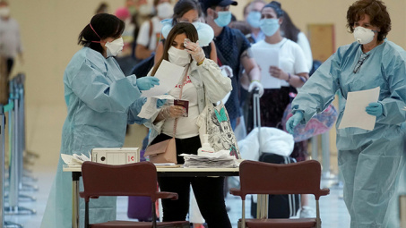 [Quốc tế nổi bật] Người dân Vũ Hán đổ xô đi xét nghiệm lại Covid-19