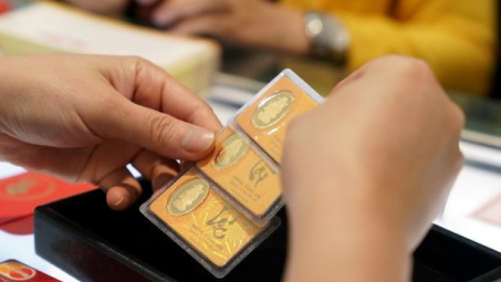 Giá vàng trong nước sát mốc 49 triệu đồng/lượng, bất chấp giá vàng thế giới suy giảm