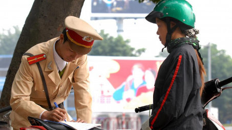 Năm 2020: Mức xử phạt lỗi không mang giấy tờ xe là bao nhiêu?