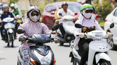 10 vật dụng tuyệt đối không được để trong cốp xe máy mùa nắng nóng