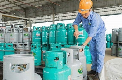 Giá gas tăng mạnh 34.000 đồng/bình 12kg