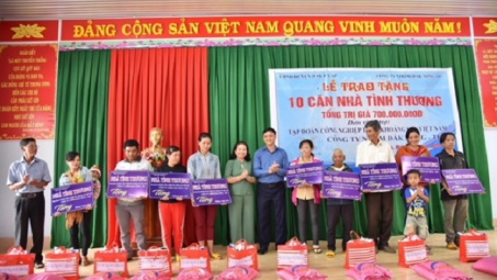 Công ty Nhôm Đắk Nông-TKV: Trao nhà tình thương trị giá 700 triệu đồng cho các hộ nghèo