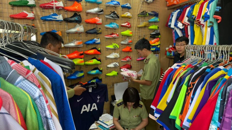 Hàng ngàn sản phẩm nghi giả nhãn hiệu Adidas và Manchester Uniter Limiter