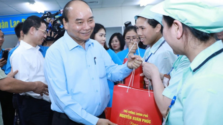 Thủ tướng Nguyễn Xuân Phúc thăm hỏi, động viên công nhân, người lao động