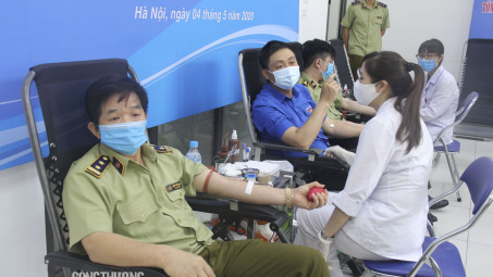 Lực lượng QLTT sẻ chia giọt hồng, lan tỏa yêu thương đến người bệnh