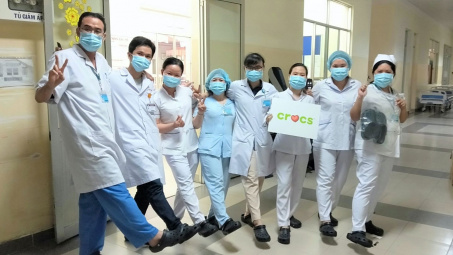 Central Retail trao tặng 800 đôi Crocs cho y bác sĩ chống dịch Covid-19